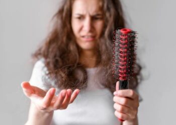 5 Cara Mengatasi Rambut Rontok dengan Bahan Alami agar Lebih Sehat