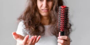 5 Cara Mengatasi Rambut Rontok dengan Bahan Alami agar Lebih Sehat