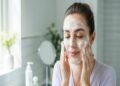 5 Rekomendasi Facial Wash Lokal yang Aman untuk Ibu Hamil