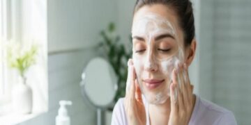 5 Rekomendasi Facial Wash Lokal yang Aman untuk Ibu Hamil