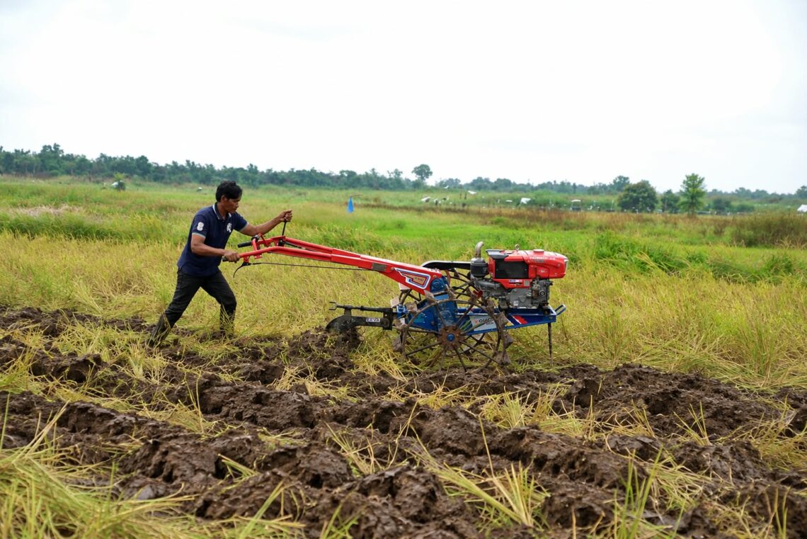 Medy, Ketua Kelompok Tani Tanjung Pulai menggemburkan lahan sawah menggunakan hand tractor bantuan CD RAPP.