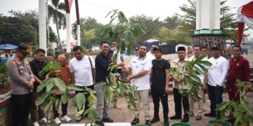 Gerakan Indonesia Asri Menggema di Taman Jalur Kuansing, Gerindra Turun Bersihkan Sampah dan Tanam Bibit